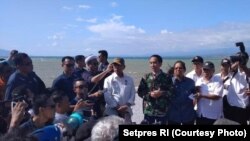 Presiden Jokowi tiba di Palu dan memimpin rapat terbatas dengan otorita berwenang, Minggu sore (30/9).