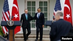 عکس آرشیوی از دیدار باراک اوباما رئیس جمهوری ایالات متحده (راست) و رجب طیب اردوغان نخست وزیر ترکیه در کاخ سفید - اردیبهشت ۱۳۹۲ 