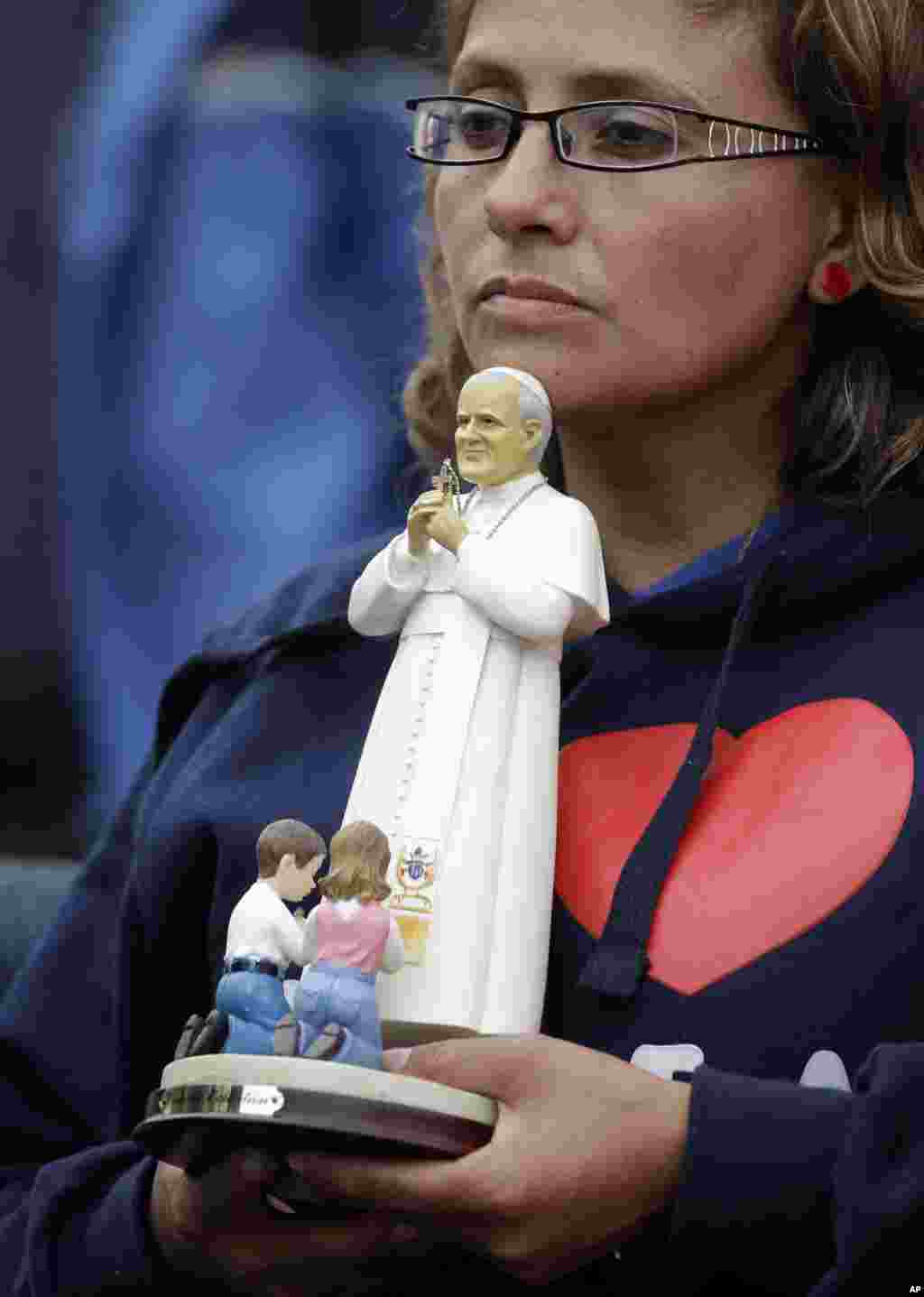 Juan Pablo II ya es santo y es venerado.