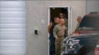 Hình ảnh trích từ video của đài WPLG-TV cho thấy các đặc vụ FBI áp giải Cesar Sayoc (mặc áo cụt tay), ở Miramar, bang Florida, ngày 26 tháng 10, 2018.