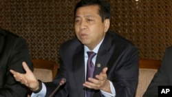 印尼议会议长瑟迪亚·诺凡多在雅加达举行的一个记者会上讲话。（2017年7月18日）
