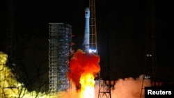  '창어4호'가 지난달 8일 중국 쓰촨성 시창위성발사센터에서 '창정3호' 로켓에 실려 발사되고 있다. 