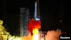 '창어4호'가 지난달 8일 중국 쓰촨성 시창위성발사센터에서 '창정3호' 로켓에 실려 발사되고 있다. 