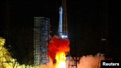 中国在四川省西昌卫星发射中心发射长征3号乙运载火箭。（201812月8日）