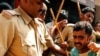 بنگلور :ٹکٹ کی خریداری کے منتظر افراد پر پولیس کا لاٹھی چارج