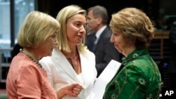 Trưởng ban chính sách đối ngoại EU Catherine Ashton (phải) nói chuyện với Ngoại trưởng Ý Federica và Ngoại trưởng Croatia Vesna Pusic tại cuộc họp các bộ trưởng ngoại giao EU ở Brussel, 22/7/14