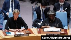 린다 토머스-그린필드(앞 오른쪽) 유엔주재 미국 대사와 바버라 우드워드(왼쪽) 영국 대사가 23일 야간에 소집된 안전보장이사회에 참석하고 있다.