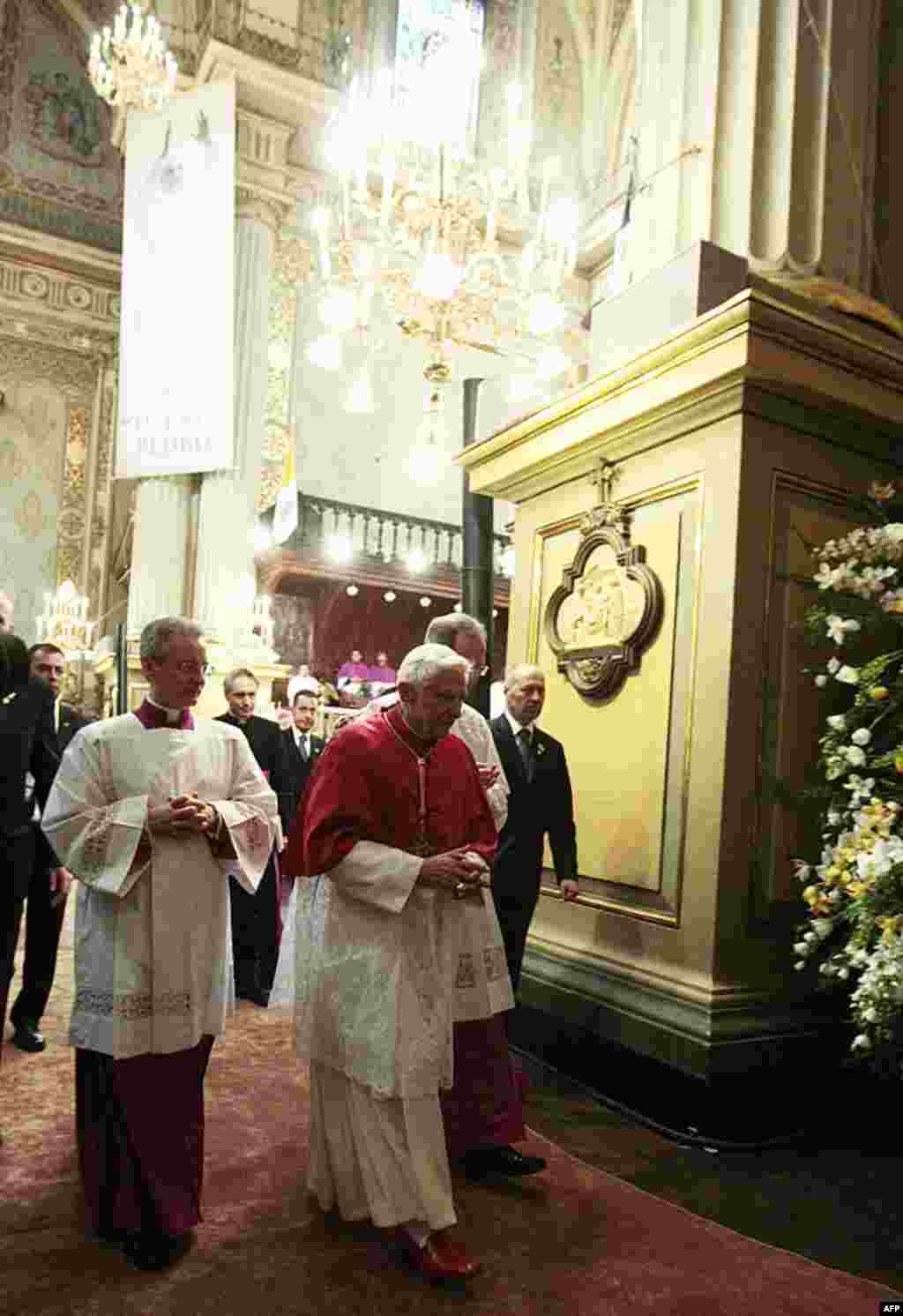 Pope Benedict walks inside the cathedral prior to the start of a vespers prayer in Leon's cathedral, Mexico, March 25, 2012. (AP)