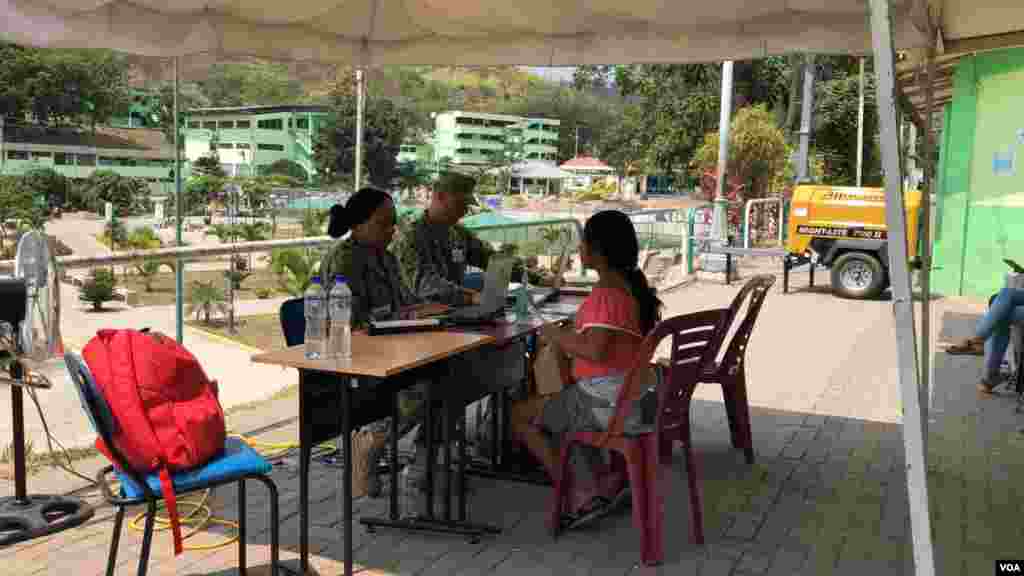 Punto de control en el puerto de Esmeraldas, en Ecuador, para pacientes atendidos en el buque hospital Comfort de la Armada estadounidense, que realiza una misión humanitaria por varios países latinoamericanos.