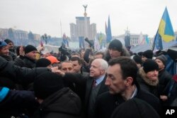 Senator dekabrda ham Kiyevda bo'lib, namoyishchilarni yoqlagan edi. 15-dekabr, 2013-yil.