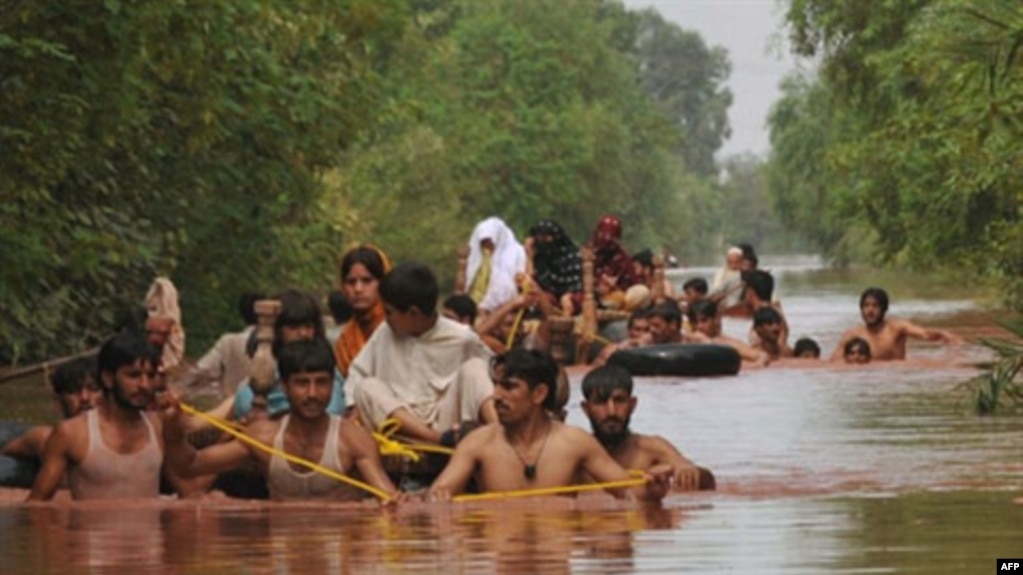 2022年7月30日巴基斯坦洪灾中的难民。-资料照(photo:VOA)