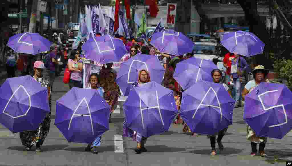 Women march during a rally marking International Women&#39;s Day, Wednesday, March 8, 2017, in Manila, Philippines. Women all over the world mark the women&#39;s day with protests and rallies to highlight the role of women in society. (AP Photo/Bullit Marquez)​