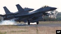 타이완 차이 공군기지에서 F-16 전투기 2대가 비상출격 훈련을 하고 있다. (자료사진)