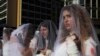 Para perempuan Lebanon mengenakan baju pengantin yang dibubuhi pewarna merah darah dalam unjuk rasa memprotes peraturan yang membebaskan pemerkosa jika menikahi korbannya, di Beirut, Lebanon, 6 Desember 16. 