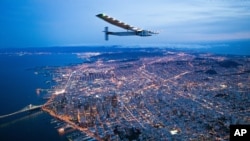 Solar Impulse 2 survole San Francisco , le samedi 23 avril, 2016.