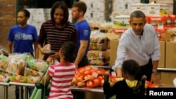 美國總統奧巴馬和家人在聖誕節前一天，按照傳統，到首都華盛頓的一個食品庫擔任義工。
