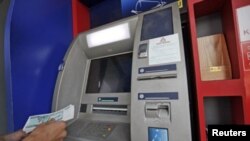 Burma masih sangat sedikit memiliki mesin ATM dan selama ini melarang penggunaan kartu kredit (foto: dok).