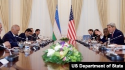 Госсекретарь Джон Керри беседует с президентом Узбекистана Исламом Каримовым. Самарканд, Узбекистан. 1 ноября 2015 г. 