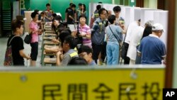 Warga Hong Kong memberikan suara pada referendum hari Minggu (22/6). 