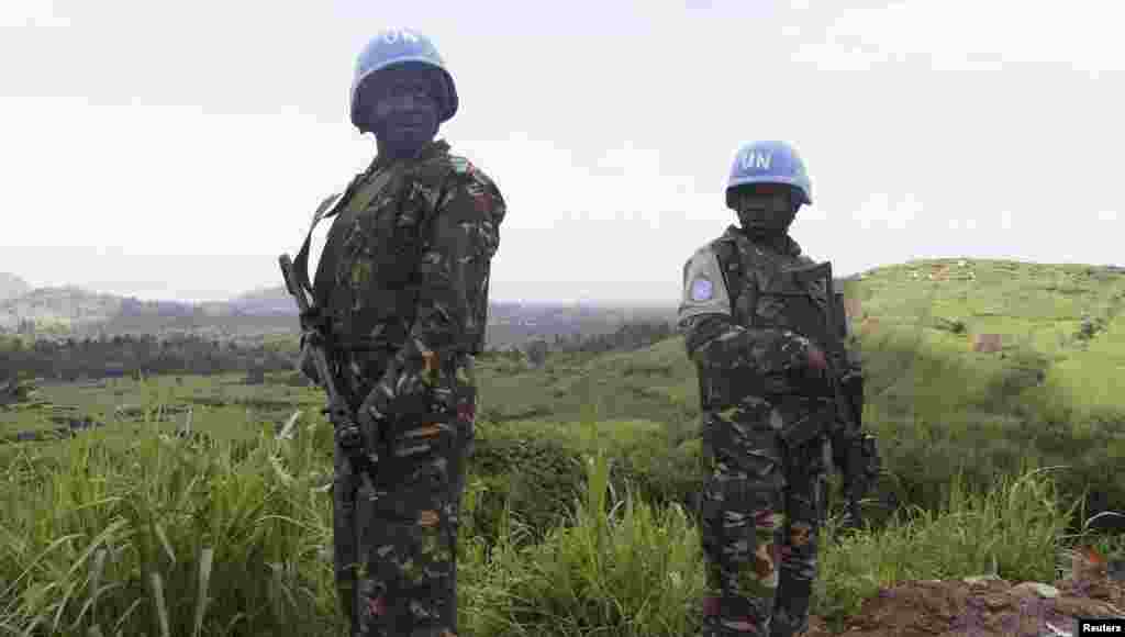 صلحبانان سازمان ملل از آن سوی مرز در تانزانیا، سلاح های خود را به سوی شهر گوما در داخل خاک کنگو نشانه رفته اند. اکتبر ۲۰۱۳