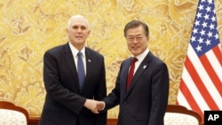 អនុប្រធានាធិបតី​អាមេរិក ​Mike Pence ចាប់ដៃ​ជាមួយ​ប្រធានាធិបតី​កូរ៉េខាង​ត្បូង ​Moon Jae-in មុន​នឹង​កិច្ច​ប្រជុំ​នៅ​វិមាន​ប្រធានាធិបតីកាលពី​ថ្ងៃទី​០៨ កុម្ភៈ ២០១៨។