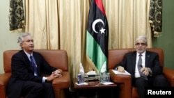 Perdana Menteri Libya Mustafa Abu Shagour (kanan) menerima kunjungan Wakil Menlu AS William Burns di Tripoli, Libya Kamis (20/9). 