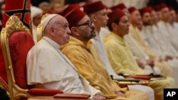 Paus Fransiskus duduk di samping Raja Mohammed VI di pusat Keuskupan Caritas di Rabat, Maroko, 30 Maret 2019.