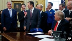 Presiden AS Donald Trump dalam upacara penandatanganan UU pendanaan NASA di Gedung Putih, yang dihadiri oleh sekelompok legislator dari kedua partai, Selasa (21/3).