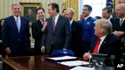 (ຊ້າຍ ຫາ ຂວາ) ຜູ້ນຳຄະແນນສຽງສ່ວນຫຼາຍ ໃນສະພາຕ່ຳ ທ່ານ Kevin McCarthy ຈາກລັດຄາລີຟໍເນຍ, ສະມາຊິກສະພາສູງ ທ່ານ Marco Rubio ຈາກລັດຟລໍຣິດາ, ສະມາຊິກສະພາສູງ ທ່ານ Ted Cruz ຈາກລັດເທັກຊັສ ແລະ ສະມາຊິກສະພາສູງທ່ານ Bill Nelson ສັງກັດພັກເດໂມແຄຣັດ ລັດຟລໍຣິດາ ຢູ່ຫ້ອງການ Oval Office ຂອງທຳນຽບຂາວ, 21 ມີນາ, 2017.
