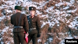 지난달 12일 눈이 내린 신의주 압록강변에서 북한군 병사들이 경계근무를 서고 있다.