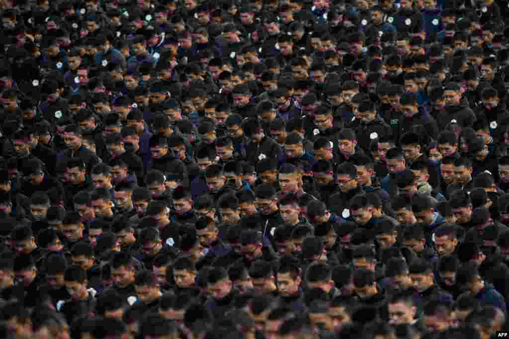 중국 난징대학살 기념홀에서 열린 난징대학살 80주기 추모식에서 참석자들이 묵념하고 있다.