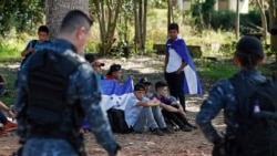 Las autoridades de Guatemala revisan los documentos de identificación de los migrantes hondureños después que cruzaron la frontera entre los dos países el 15 de enero de 2020.