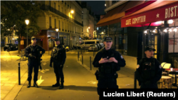  Polica bloqueia o local do ataque no centro de Paris
