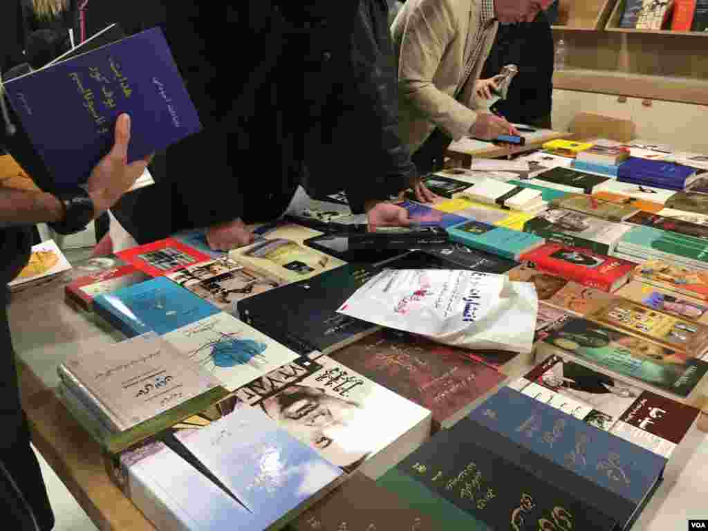 یکی از ناشران حاضر در این نمایشگاه انتشارات فروغ از کلن آلمان است.
