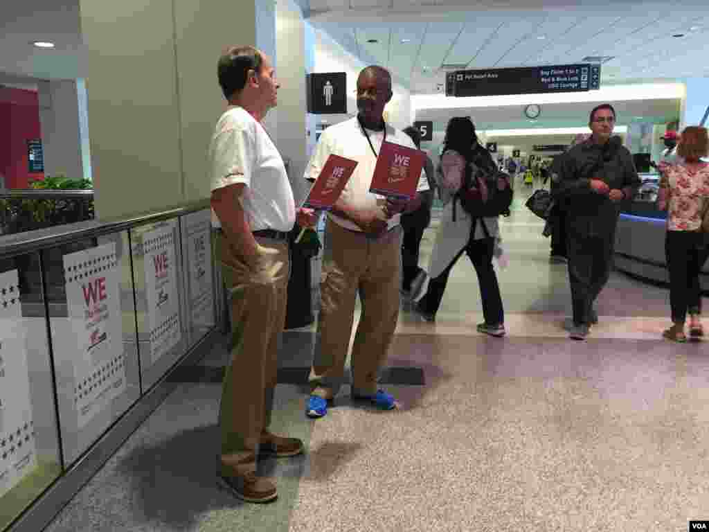 Voluntarios reciben visitantes para la Convención Nacional Republicana en Cleveland [FOTO: CELIA MENDOZA - VOA]