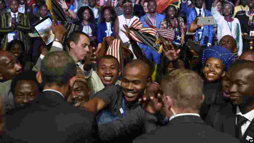 Le président Barack Obama rencontre le public après son discours. 3 août 2015.