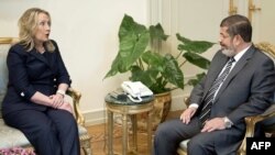 Ngoại trưởng Hoa Kỳ hội đàm với Tổng thống Ai Cập Mohamed Morsi tại dinh tổng thống ở Cairo khi bà đi thăm Ai Cập 14/7/12