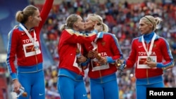 Gold medallists from team Russia kiss celebrating their victory at the women's 4x400 meters relay during the World Athletics Championships in Moscow August 17, 2013.