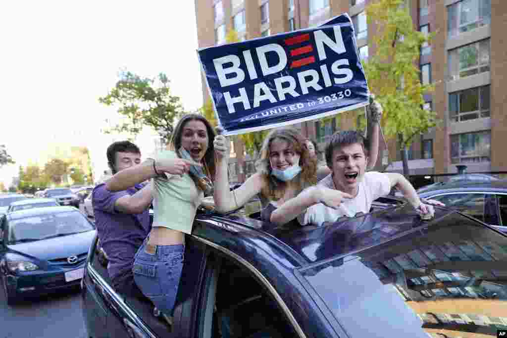 Wafuasi wa chama cha Demokratik wakisheherekea baada ya Joe Biden baada ya kutajwa kwamba atakuwa mshindi wa urais Marekani, Jumamosi, Nov. 7, 2020 mjini Washington. (AP Photo/Manuel Balce Ceneta)