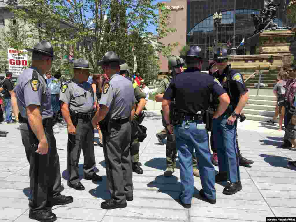 Des policiers américains sécurisent Public Square, Cleveland, le 19 juillet 2016 (VOA/Nicolas Pinault)