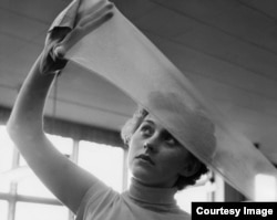 Examining the quality of nylon stockings at a clothing factory in 1954. (Erik Liljeroth, Nordiska museet)