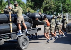 Anggota regu pengintai amfibi laut Indonesia mempersiapkan peralatan untuk operasi pencarian di pelabuhan Tanjungwangi dekat pangkalan angkatan laut di Banyuwangi, Jawa Timur pada 25 April 2021. (Foto: AFP/Sonny Tumbelaka)