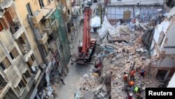 Tim penyelmat mencari korban di reruntuhan gedung-gedung yang rusak di kawasan Gemmayze, akibat ledakan hebat di kawasan pelabuhan Beirut awal Agustus lalu, Lebanon, 4 September 2020. (Foto: Reuters)