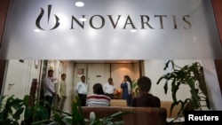 Orang-orang berkumpul di perusahaan Farmasi Novartis India di Mumbai (1/4). MA India menolak memberikan perlindungan hak paten pada perusahaan itu untuk obat kanker Glivec.