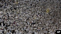Des pèlerins musulmans tournent autour de la Kaaba à la Grande Mosquée de La Mecque, en Arabie Saoudite, 7 septembre 2016. 