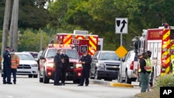 Para petugas penegak hukum menutup area tempat insiden penembakan yang melukai beberapa agen FBI saat menyampaikan perintah penggeledahan di Sunrise, Florida, Selasa, 2 Februari 2021. (Foto: AP) 