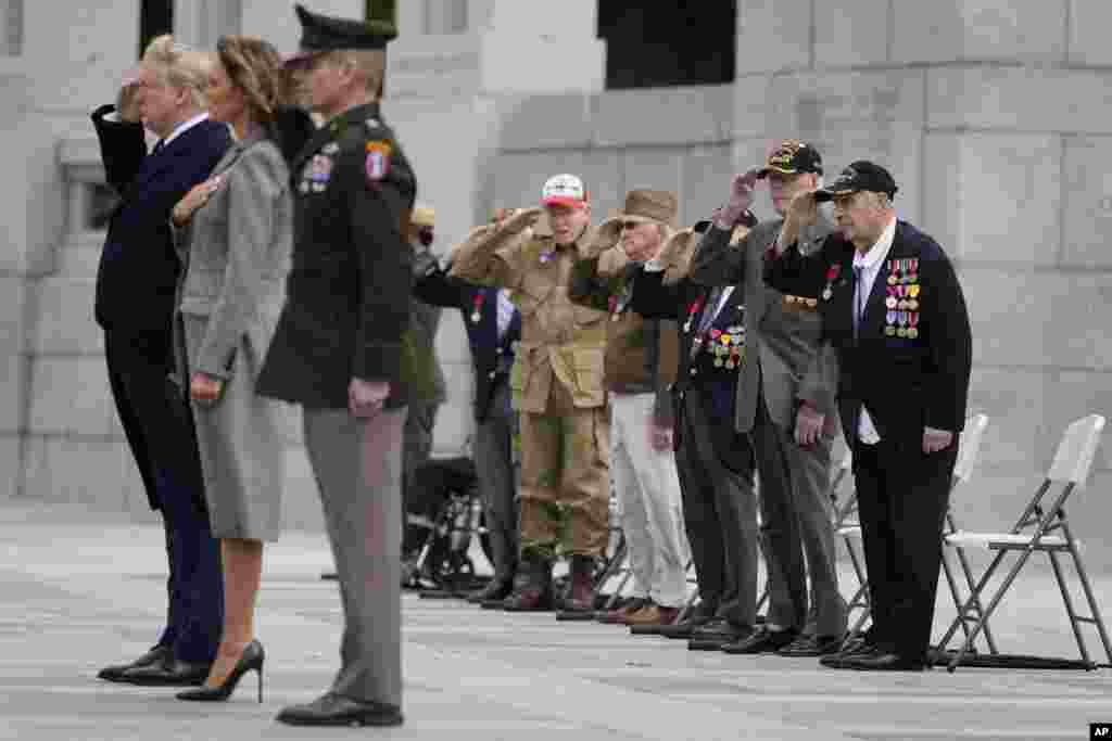 هفتاد و پنجمین سالگرد پیروزی بر آلمان نازی - ادای احترام پرزیدنت دونالد ترامپ و گروهی از کهنه سربازان آمریکایی به قربانیان جنگ جهانی دوم در بنای یادبود در شهر واشنگتن.