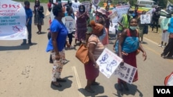 Some Zimbabweans camped outside the US Embassy in Harare this week (Oct. 25, 2021) calling for removal of sanction on the country's leadership. (Columbus Mavhunga/VOA)