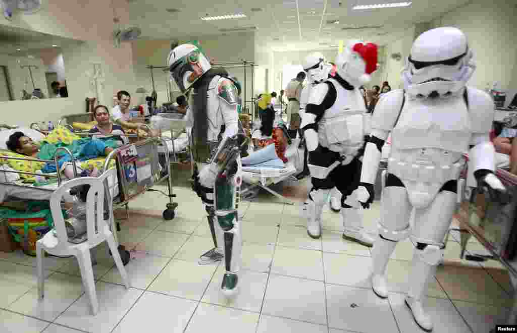 Para cosplayer, atau penggemar yang mengenakan kostum tokoh-tokoh komik atau fantasi, dengan kostum tokoh film Star Wars mengunjungi pasien dalam acara amal yang diselenggarakan oleh kelompok LSM 501st Legion, di East Avenue Medical Center, Quezon city, Manila, Filipina.