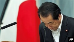 Japanese Prime Minister Naoto Kan bows at the start of a news conference on nuclear policies and regulatory structures at his official residence in Tokyo, May 18, 2011 (file photo)